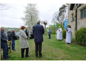 Bittprozession an der Weingartenkapelle (Foto: Karl-Franz Thiede)